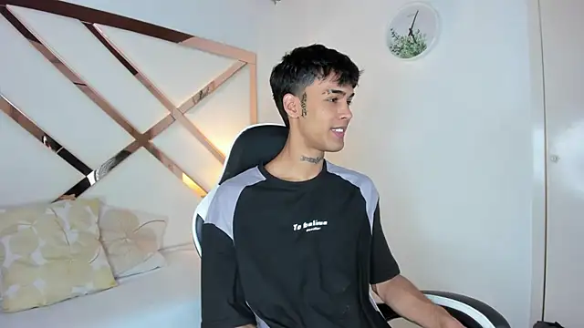 Snapshot of Thiago_twink chatting on October 20, 7:51 pm Thiago twink online show from October 20, 7:51 pm