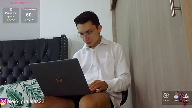 Snapshot of alejo_g23 chatting on October 3, 9:09 pm alejo g23 online show from October 3, 9:09 pm
