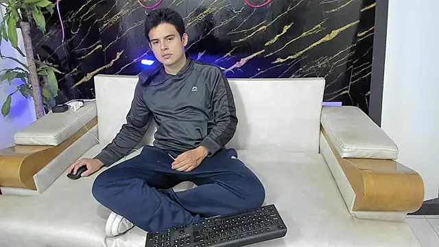 Snapshot of invincible200 chatting on September 15, 2:18 pm invincible200 online show from September 15, 2:18 pm