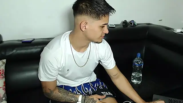 Alex mojica online show from April 5, 1:35 am