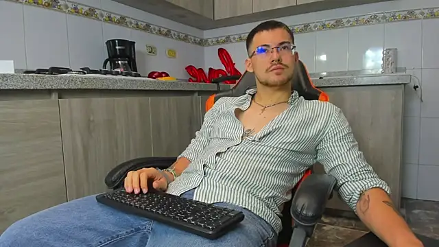 Snapshot of BrunoWalkerr chatting on September 19, 1:11 pm BrunoWalkerr online show from September 19, 1:11 pm