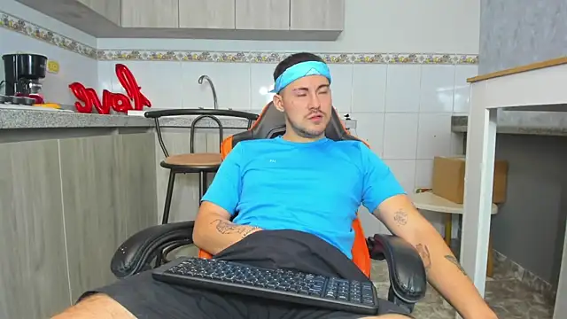 Snapshot of BrunoWalkerr chatting on September 16, 1:01 pm BrunoWalkerr online show from September 16, 1:01 pm