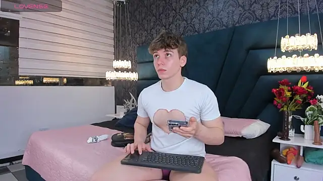 TaylerWhite online show from February 20, 11:34 am