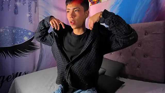 Snapshot of MaxiWildd chatting on October 4, 1:05 pm MaxiWildd online show from October 4, 1:05 pm