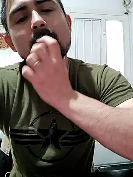 Snapshot of Bradd_32 chatting on September 29, 11:19 am Bradd 32 online show from September 29, 11:19 am