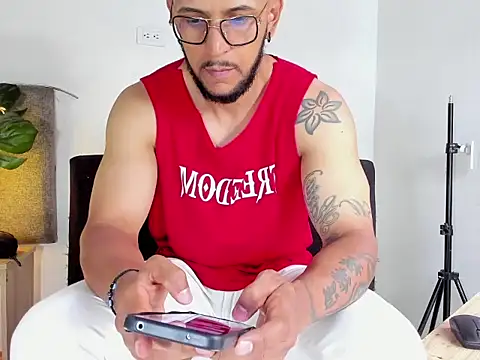 Snapshot of Edy_coltt chatting on October 12, 2:22 pm Edy coltt online show from October 12, 2:22 pm