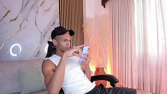 Snapshot of JulienSaint chatting on October 29, 12:41 pm JulienSaint online show from October 29, 12:41 pm