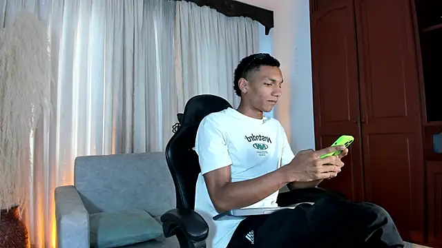 JulienSaint online show from February 7, 12:45 pm