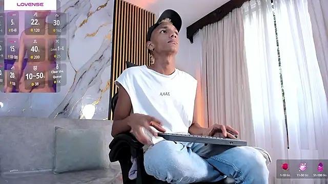 Snapshot of JulienSaint chatting on October 17, 12:42 pm JulienSaint online show from October 17, 12:42 pm