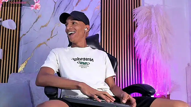 Snapshot of JulienSaint chatting on October 15, 12:13 pm JulienSaint online show from October 15, 12:13 pm