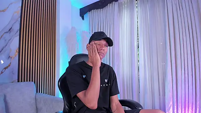 Snapshot of JulienSaint chatting on October 27, 12:29 pm JulienSaint online show from October 27, 12:29 pm