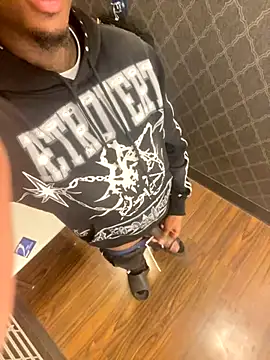 savagescott1 online show from December 16, 1:34 am