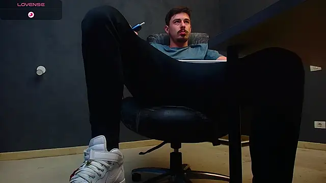 Snapshot of EnzoRace chatting on November 1, 6:39 am EnzoRace online show from November 1, 6:39 am