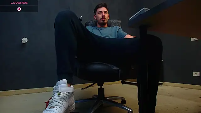 Snapshot of EnzoRace chatting on October 15, 10:12 am EnzoRace online show from October 15, 10:12 am