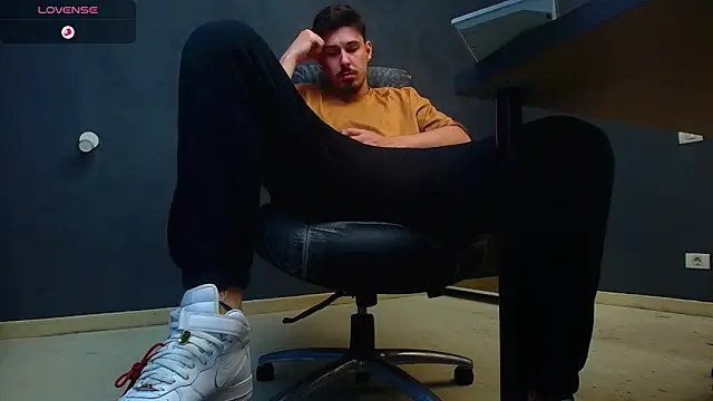 Snapshot of EnzoRace chatting on October 14, 7:26 am EnzoRace online show from October 14, 7:26 am