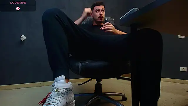 Snapshot of EnzoRace chatting on October 16, 10:34 am EnzoRace online show from October 16, 10:34 am