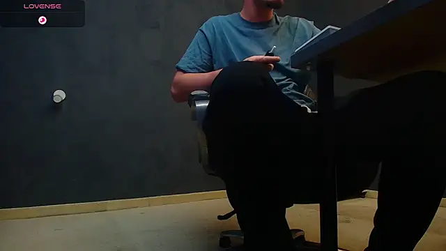 Snapshot of EnzoRace chatting on October 28, 5:54 am EnzoRace online show from October 28, 5:54 am