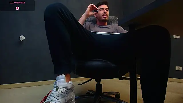 Snapshot of EnzoRace chatting on October 25, 6:26 am EnzoRace online show from October 25, 6:26 am