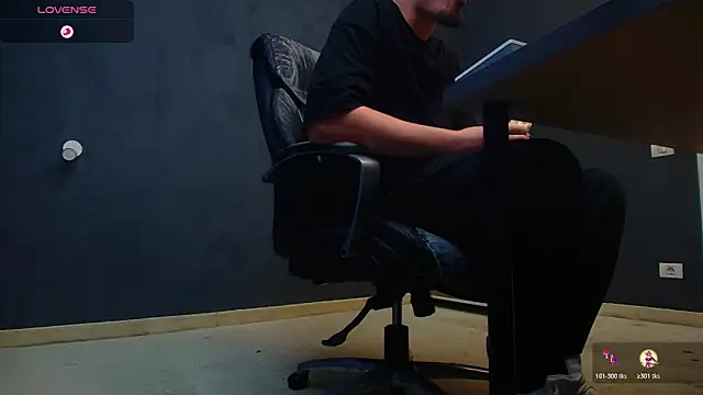 Snapshot of EnzoRace chatting on October 29, 6:05 am EnzoRace online show from October 29, 6:05 am