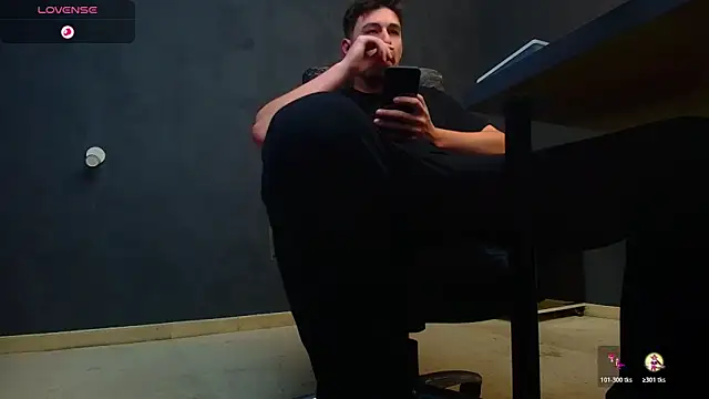 Snapshot of EnzoRace chatting on October 22, 4:38 am EnzoRace online show from October 22, 4:38 am