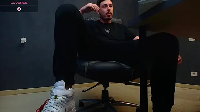 Snapshot of EnzoRace chatting on October 18, 4:28 am EnzoRace online show from October 18, 4:28 am