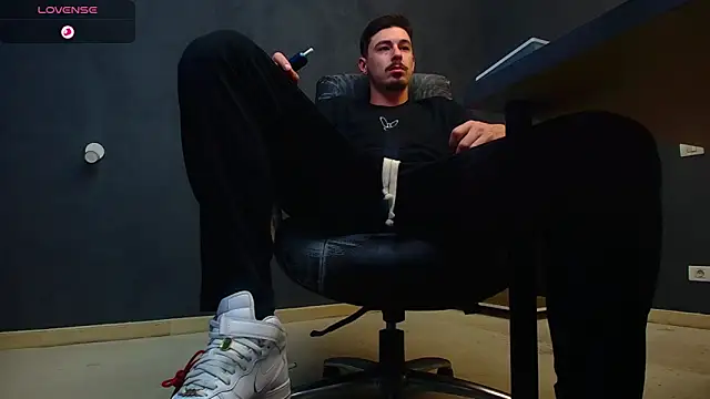 Snapshot of EnzoRace chatting on October 27, 5:54 am EnzoRace online show from October 27, 5:54 am