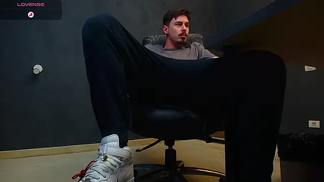 Snapshot of EnzoRace chatting on October 30, 6:15 am EnzoRace online show from October 30, 6:15 am