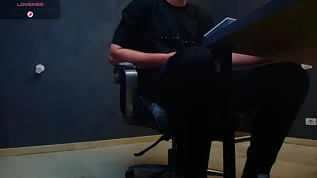 Snapshot of EnzoRace chatting on October 31, 6:39 am EnzoRace online show from October 31, 6:39 am