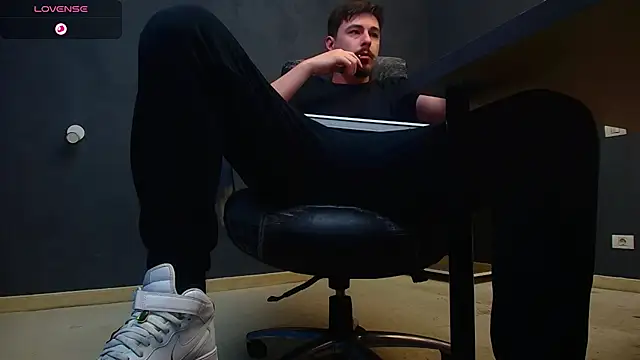 Snapshot of EnzoRace chatting on November 2, 6:50 am EnzoRace online show from November 2, 6:50 am