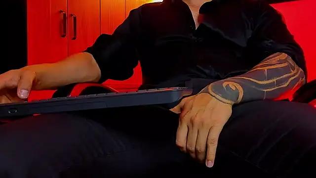 ALPHA DOMINUS  online show from November 26, 4:15 am