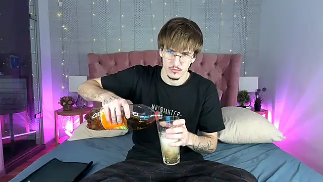 KiskaKurt online show from November 15, 9:39 pm