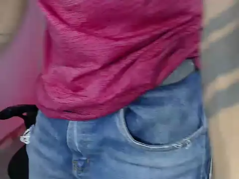 Snapshot of sweet_Brunettes01 chatting on October 10, 10:57 pm sweet Brunettes01 online show from October 10, 10:57 pm