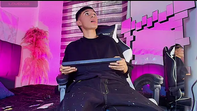 Isaac tan online show from March 19, 8:45 pm