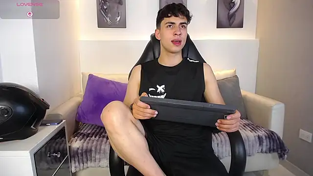 AdrianRinaldi online show from November 12, 8:25 pm