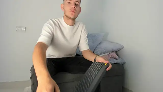 lara and danny online show from October 23, 2:42 pm