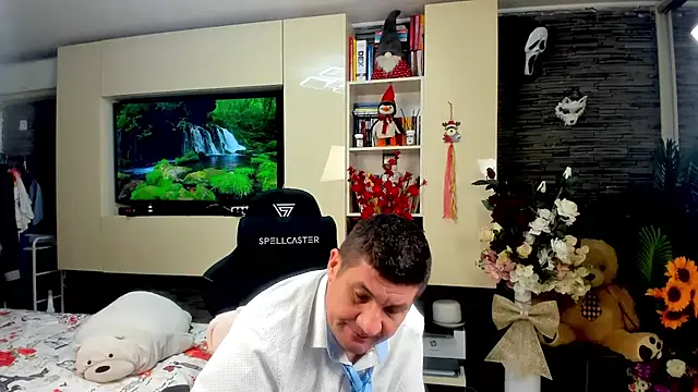 SpartacusDaddy48 online show from April 17, 10:56 pm