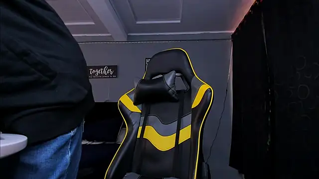 Snapshot of alexgiraldo__ chatting on October 25, 12:18 pm alexgiraldo online show from October 25, 12:18 pm