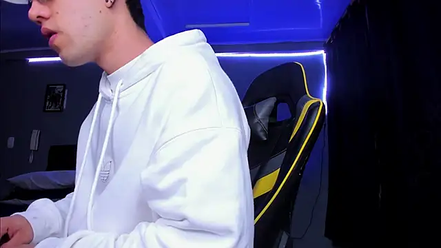 Snapshot of alexgiraldo__ chatting on November 1, 10:52 am alexgiraldo online show from November 1, 10:52 am