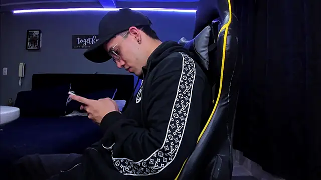 Snapshot of alexgiraldo__ chatting on October 24, 9:44 am alexgiraldo online show from October 24, 9:44 am