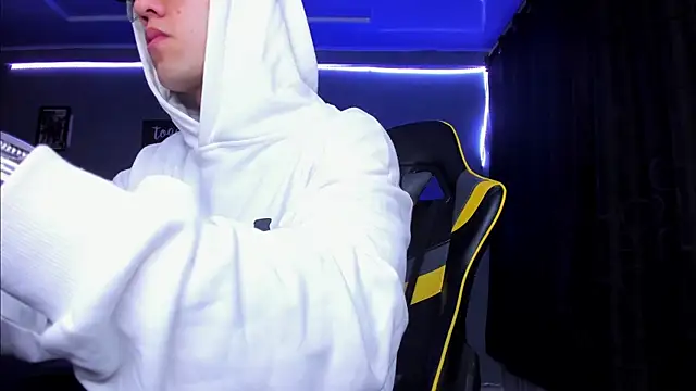 Snapshot of alexgiraldo__ chatting on October 29, 10:07 am alexgiraldo online show from October 29, 10:07 am