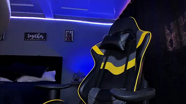 Snapshot of alexgiraldo__ chatting on October 21, 2:20 pm alexgiraldo online show from October 21, 2:20 pm