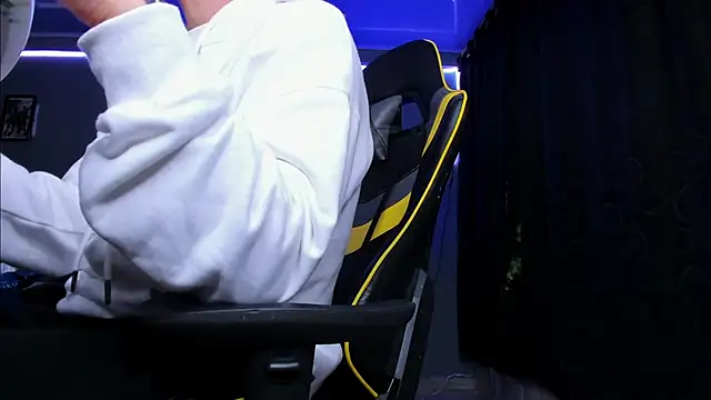 Snapshot of alexgiraldo__ chatting on October 27, 3:20 am alexgiraldo online show from October 27, 3:20 am