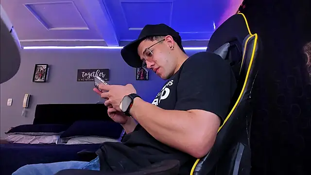 Snapshot of alexgiraldo__ chatting on October 19, 1:25 pm alexgiraldo online show from October 19, 1:25 pm