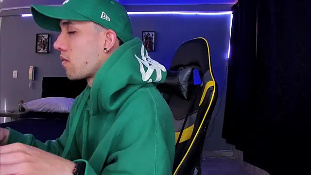 Snapshot of alexgiraldo__ chatting on October 15, 12:46 pm alexgiraldo online show from October 15, 12:46 pm