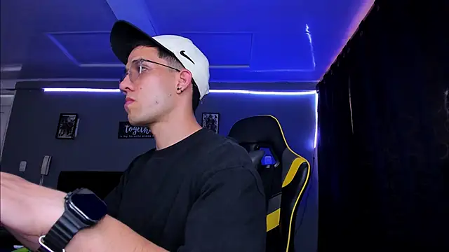 Snapshot of alexgiraldo__ chatting on October 16, 7:55 pm alexgiraldo online show from October 16, 7:55 pm