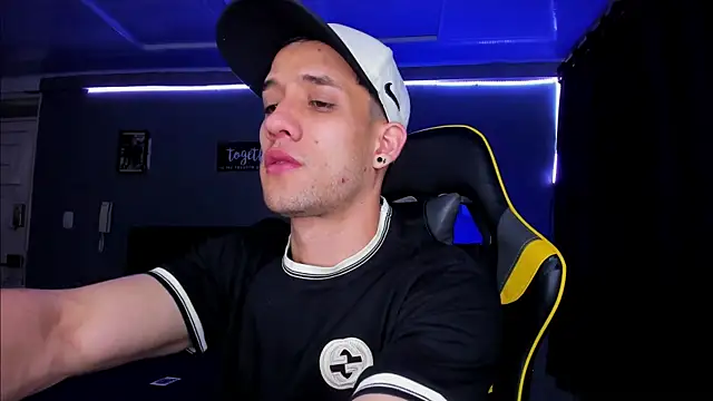 Snapshot of alexgiraldo__ chatting on October 14, 11:06 am alexgiraldo online show from October 14, 11:06 am