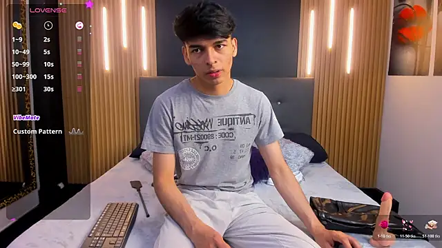 Snapshot of OnlyJos chatting on October 20, 8:24 pm OnlyJos online show from October 20, 8:24 pm