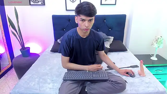 Snapshot of OnlyJos chatting on October 16, 8:06 pm OnlyJos online show from October 16, 8:06 pm