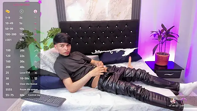 Snapshot of OnlyJos chatting on October 19, 8:23 pm OnlyJos online show from October 19, 8:23 pm