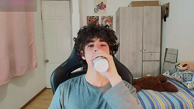 Nude Boy18 online show from April 25, 12:46 am